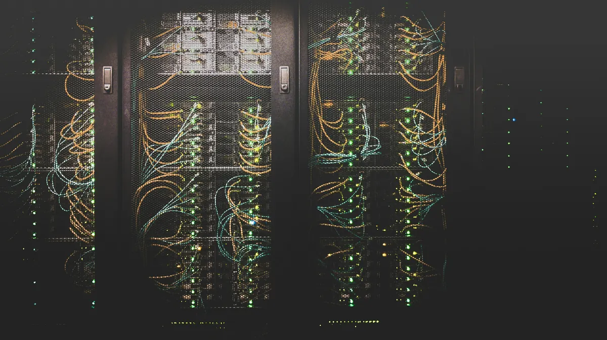 Serverracks met netwerkkabels en lampjes in een datacenter