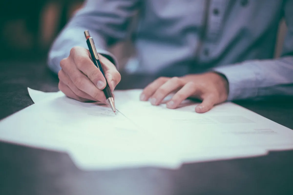 Ondernemer schrijft een 14-dagen brief voor incasso aan het bureau