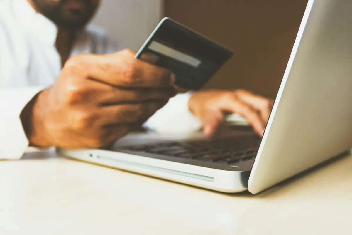 Kartonnen pakketjes van een webshop klaar voor verzending
