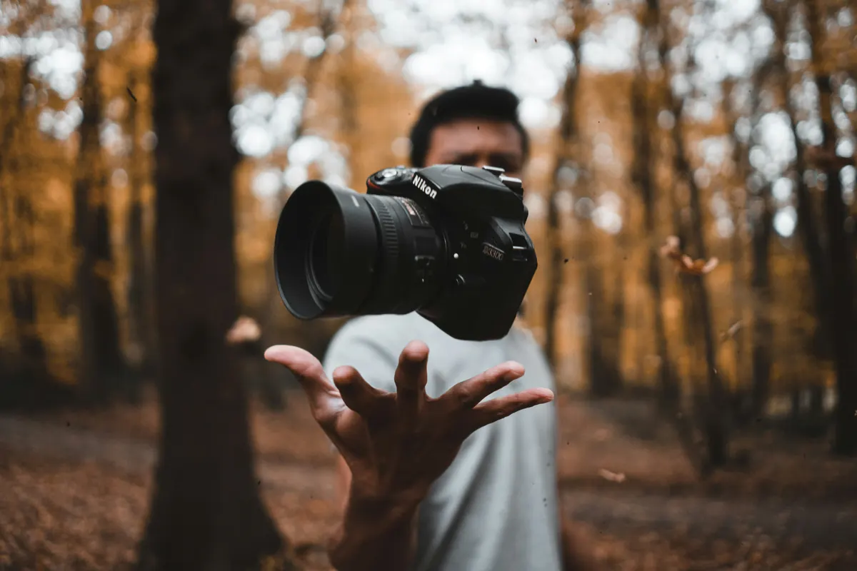 Lens van een professionele spiegelreflexcamera in close-up