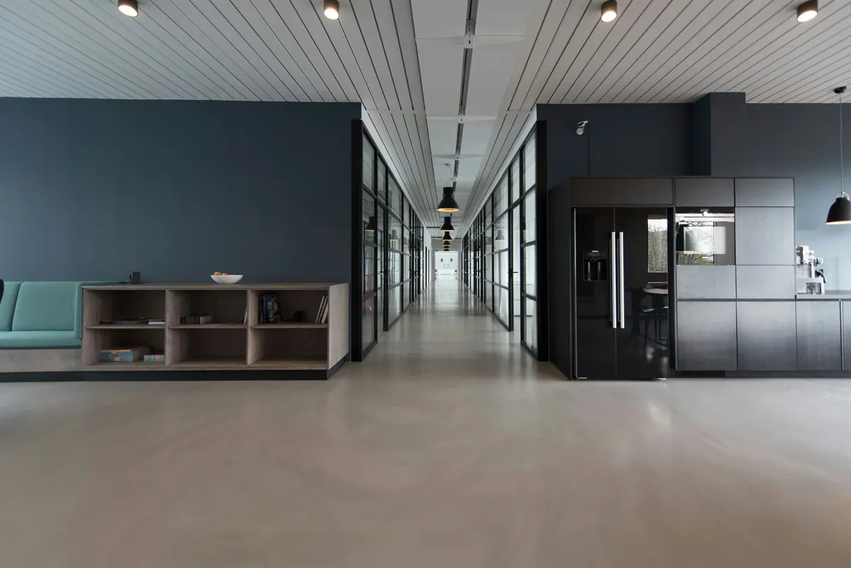 Leeg modern kantoor met een lange gang en glazen wanden