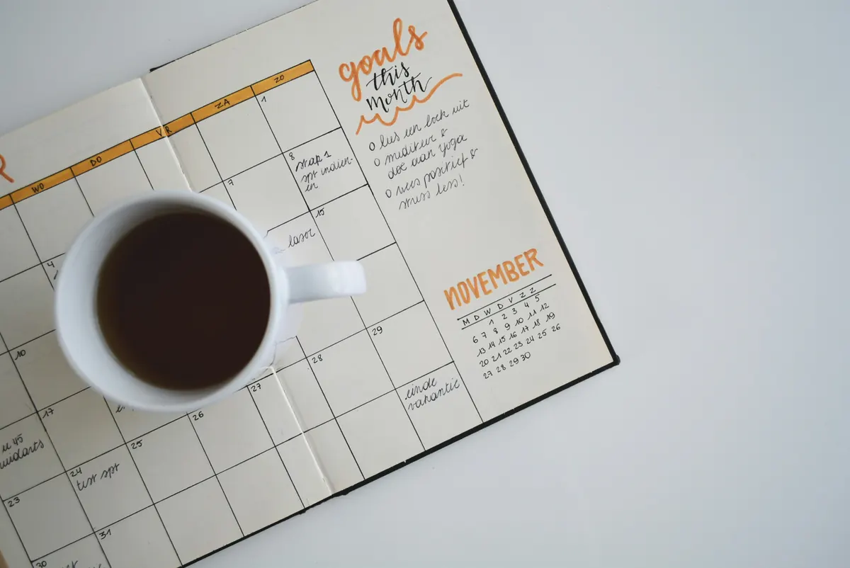 Klok op een bureau als symbool voor een deadline