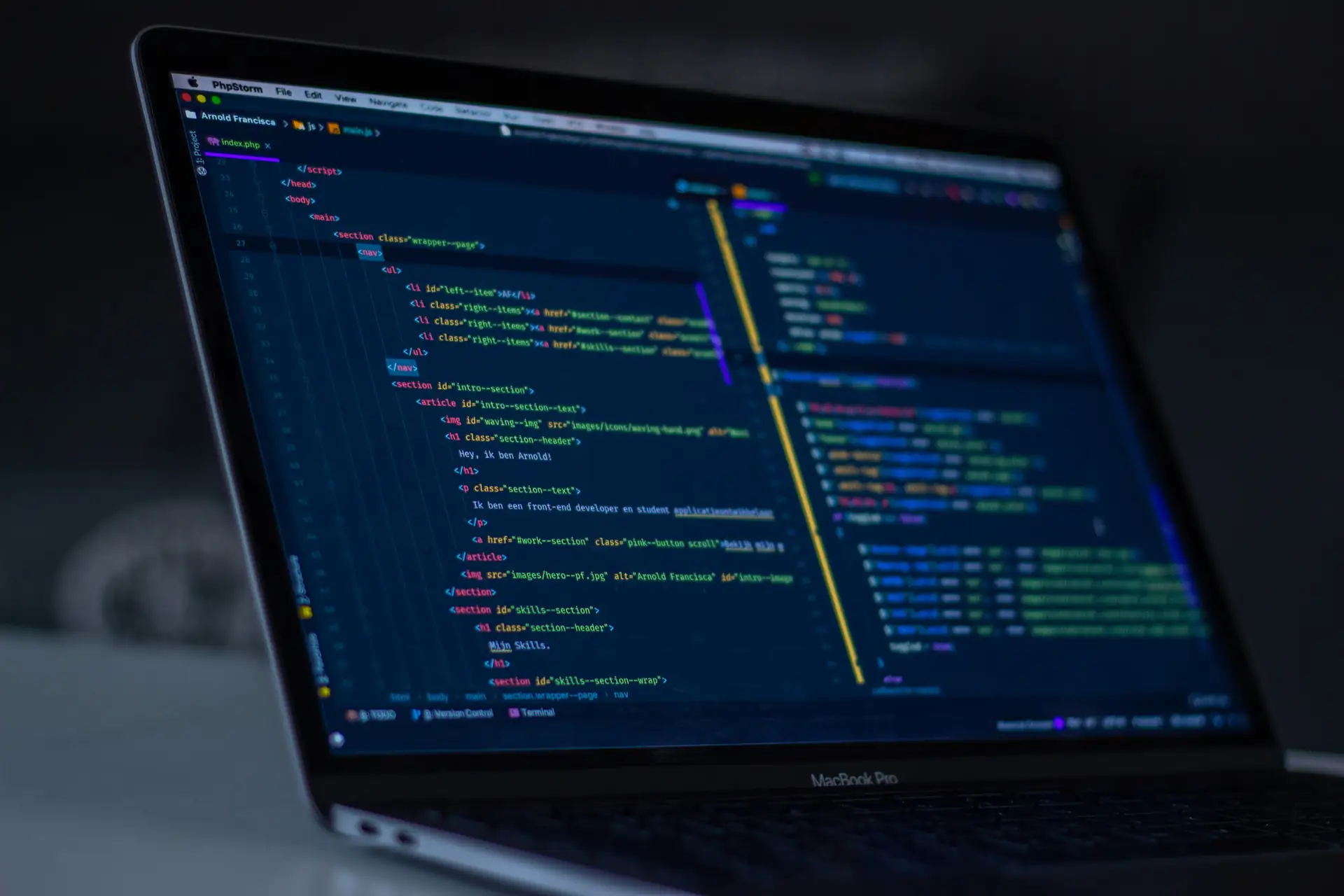 Programmeercode op een laptopscherm