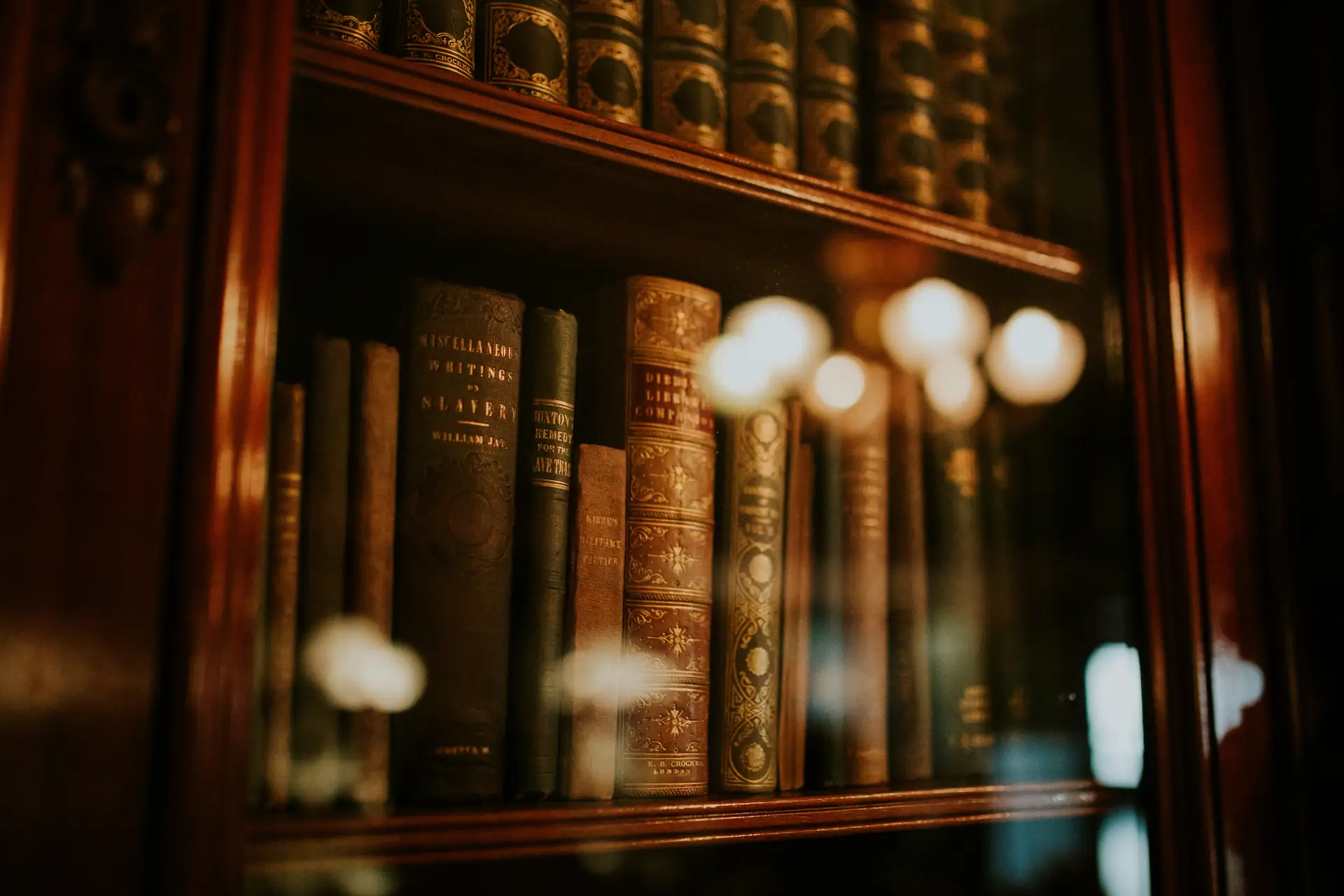 Juridische boeken en hamer in rechtbank