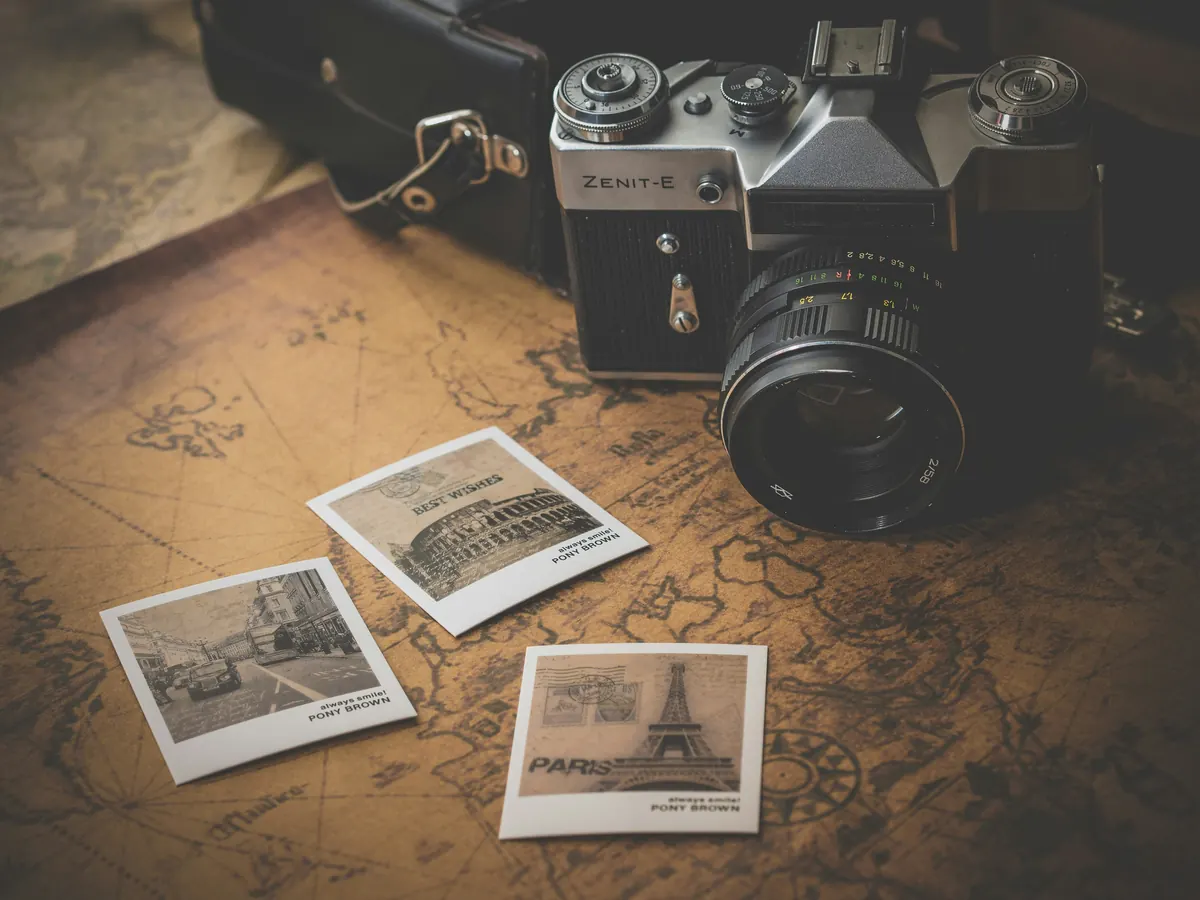 Fotograaf bekijkt foto's op een computerscherm
