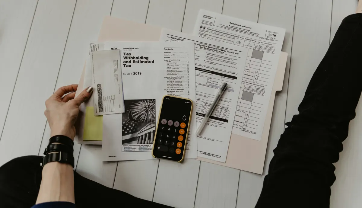 Calculator en facturen op een bureau